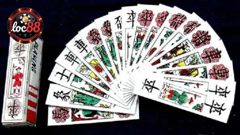 Game sử dụng bộ bài đặc biệt với 32 quân đỏ - đen tính theo cấp bậc riêng